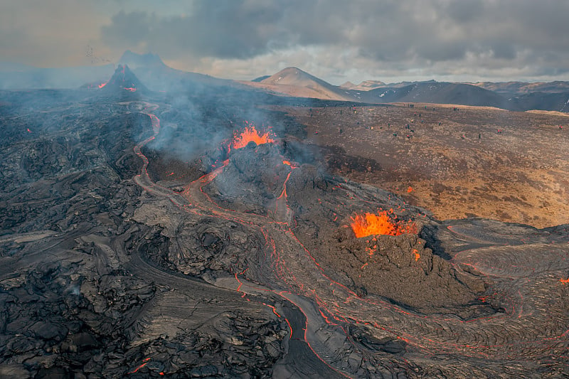 在冰岛法格拉达尔火山喷发的熔岩上飞行，冰岛