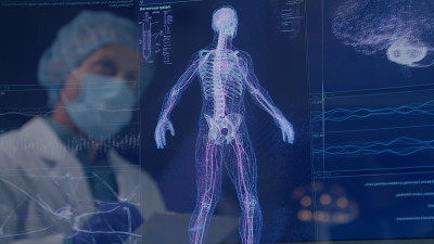 研究人类骨骼的科学家。电脑屏幕上详细的模型。剪影反射在屏幕上。未来的实验室研究
