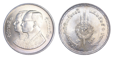 泰国五泰铢硬币，(1982年，B.E.2525)孤立在白色背景上。