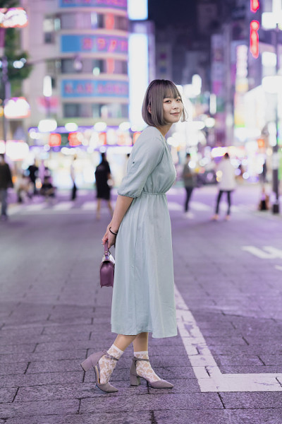 一名年轻女子晚上在东京摆造型