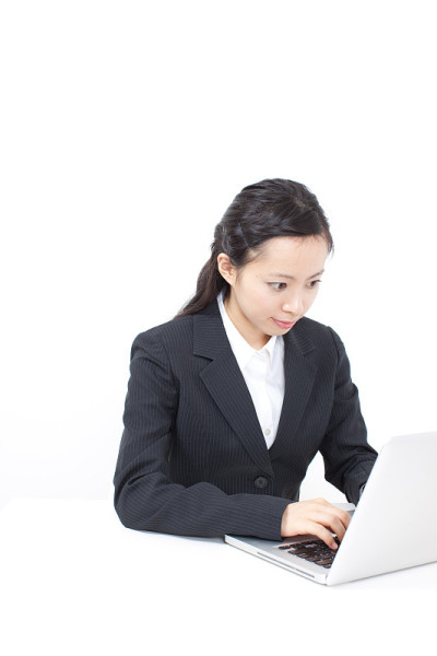 用笔记本电脑的女商人