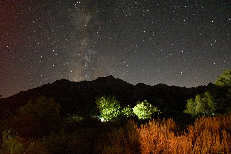 惠特尼山和夜空