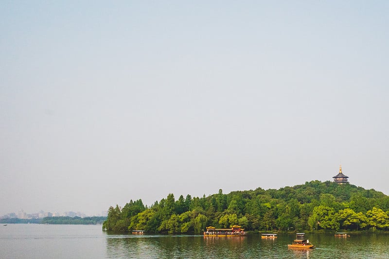 中国杭州西湖上的雷峰塔和水上游船