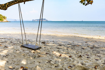 泰国封锁期间，海滩上空荡荡的秋千