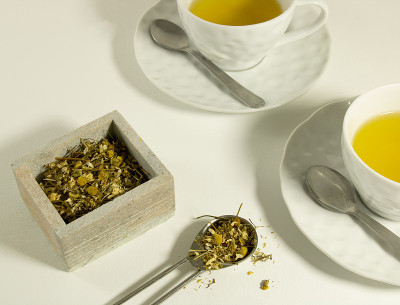 甘菊茶和草药在一个石头盒子