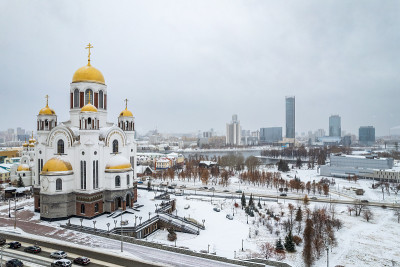 第一场雪中叶卡捷琳堡和血神庙的冬季全景。俄罗斯叶卡捷琳堡鸟瞰图