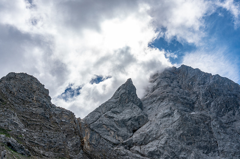 美丽的徒步旅行和攀登Zugspitze附近的埃尔瓦尔德和艾比西，德国最高的山