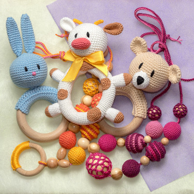 为蹒跚学步的孩子自制的amigurumi玩具。