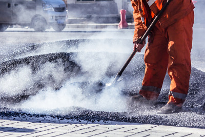 沥青路面工程中的重型振动压路机