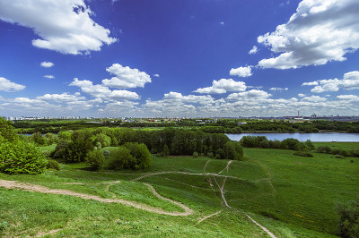 Kolomenskoye公园。蓝天，草地，云朵