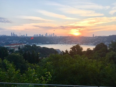 2019年6月伊斯坦布尔库达尔，日落海绿色的自然