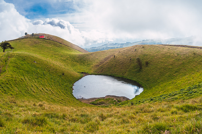 这是绿山中间的火山湖