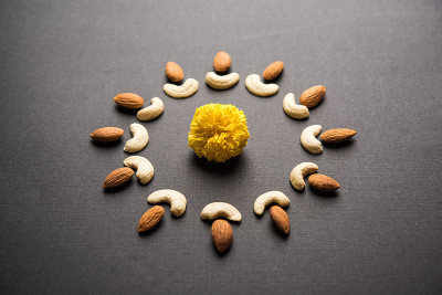 排灯节的概念使用Cachew/Kaju和Almond/Badam aoing与油灯和花