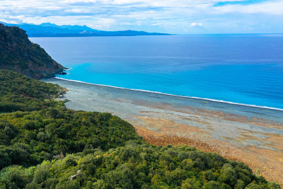 Plage de Nonza的全景鸟瞰图，在悬崖底部的长长的黑色海滩上矗立着Nonza小镇，在Cap