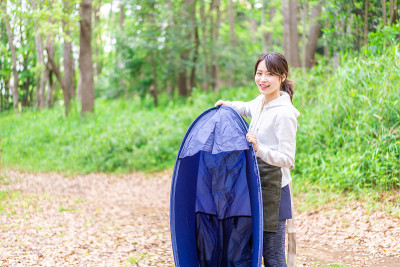 年轻女子喜欢独自露营