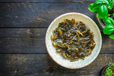 海藻沙拉菜单概念健康饮食。食物背景俯视图复制空间的文本生酮或旧石器饮食