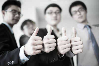 一组用大拇指表示积极的手