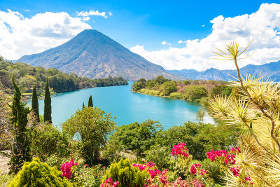 美丽的阿提特兰湖海湾与火山圣佩德罗在危地马拉高地，中美洲