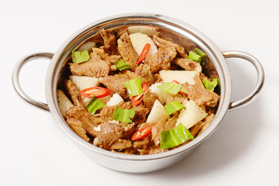 萝卜丁鸭肉和香草火锅