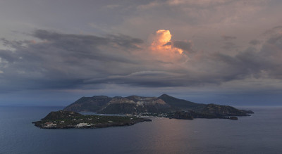 全景图火山岛火山从利帕里与戏剧性的云在天空日落，西西里岛意大利“n