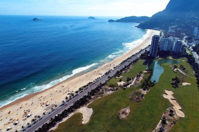 Barra da Tijuca的海滩日落鸟瞰图，里约热内卢de Janeiro城市在阳光明媚的一天，