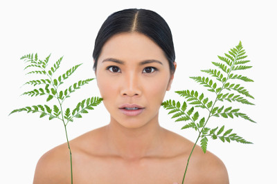 惊讶的感官黑发模型与芬抬头