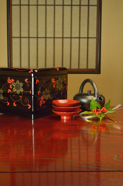 用Ju-Bako和清酒杯庆祝新年