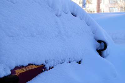 一场大雪过后，汽车被雪覆盖了。