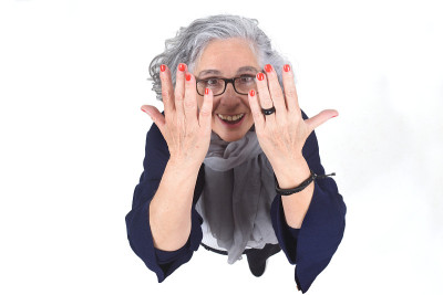 一个白色的女人的肖像