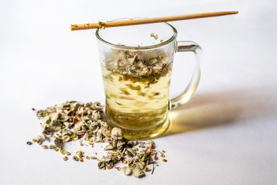 一杯传统的草药茶，用搅拌器。