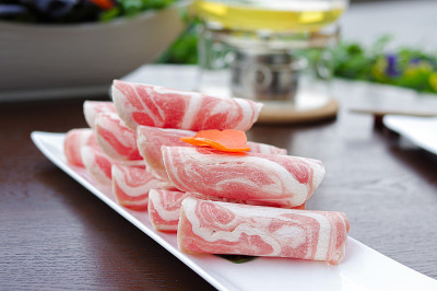 白色盘子上的羊肉卷切片