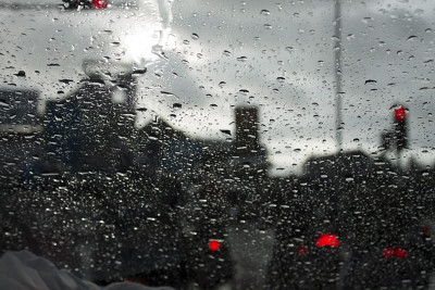 雨滴落在汽车玻璃上