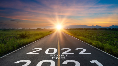 2021年新年或开始直观。单词2021和策略写在日落时分的柏油路上。目标和挑战或职业道路的概念，成功