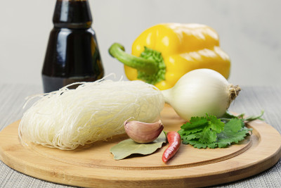 香料和什锦蔬菜可以和中国的玻璃面条一起煮。