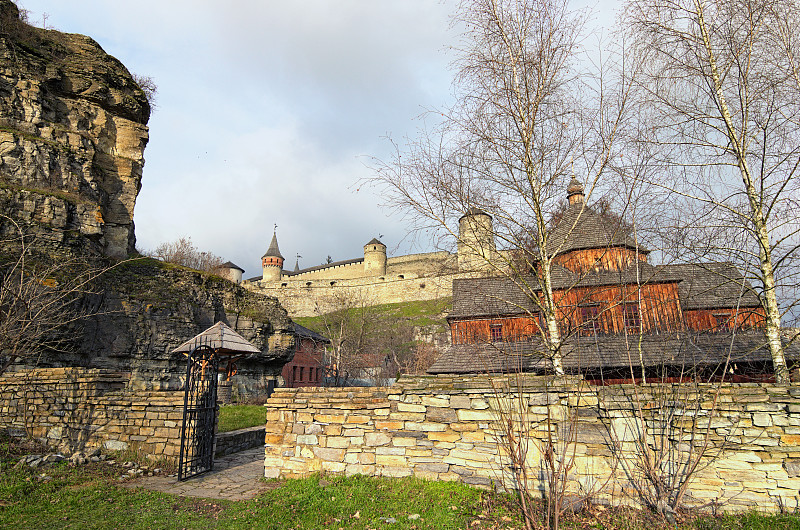 乌克兰Kamianets-Podilskyi木制十字架教堂的广角景观。山上的古卡米亚涅茨-波德尔斯基