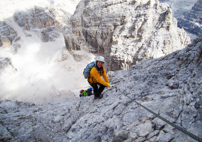 迷人的登山者在陡峭和艰难的费拉塔Via Ferrata攀登在意大利白云石