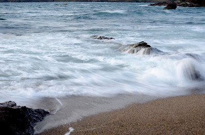 海浪冲击着康沃尔海滩