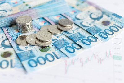 近距离的现金钞票一千菲律宾比索和硬币与纸图表，宏观