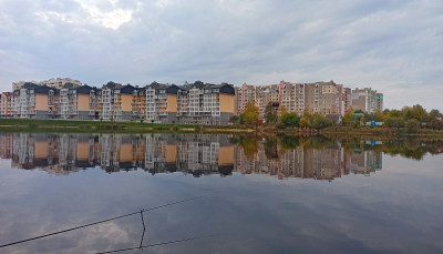 河上垂钓，俯瞰大型住宅区。城市景观