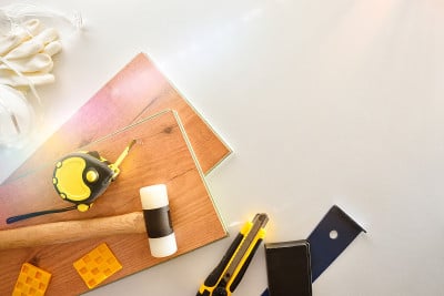 镶木地板安装材料和工具背景顶部