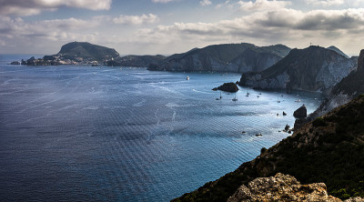 庞萨，崎岖海岸的全景