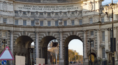 英国伦敦的海军部拱门，有三个门通向宫殿