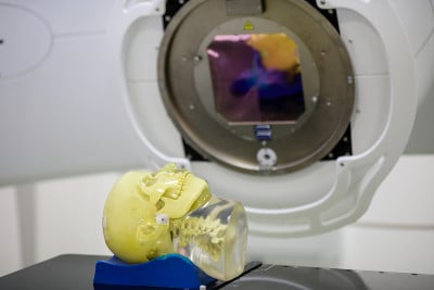 用于癌症病人放射治疗的医用直线加速器(LINAC)上模仿人体头部的人体组织