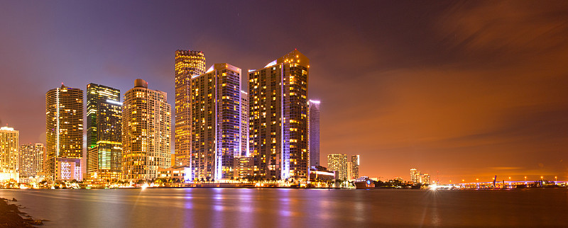 佛罗里达州迈阿密市，五颜六色的建筑夜景