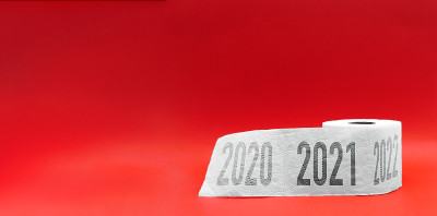 红色背景下的卫生纸卷上写着“2021”。2021年新年创意概念。变化或年度结论的概念。横幅尺寸