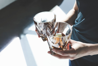 拿着白兰地酒杯的人