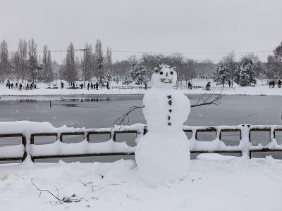 马德里街道上的雪人被雪覆盖，这是由于2021年1月的菲洛梅娜风暴造成的