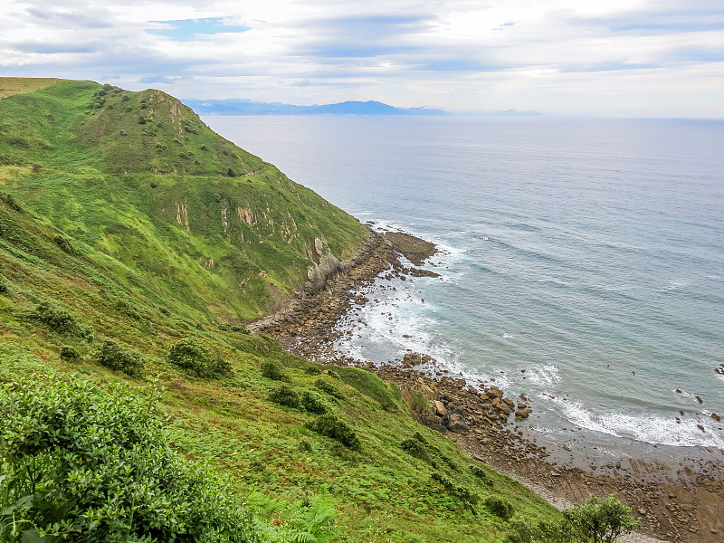 西班牙巴斯克地区毕尔巴鄂附近Gorliz灯塔的海岸风景。