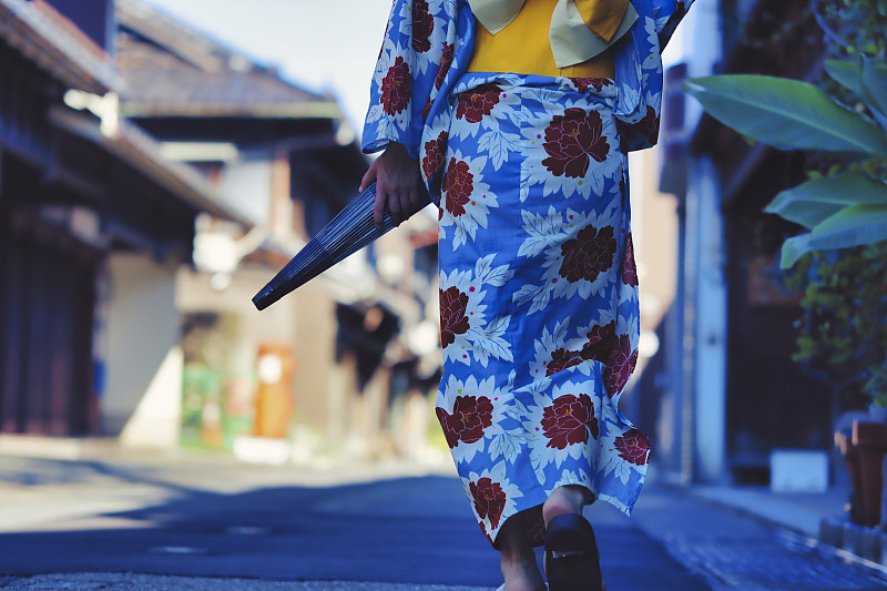 穿着和服的女子和日本金泽市