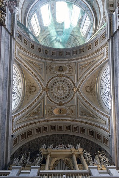 匈牙利Esztergom Basilica的室内照片。